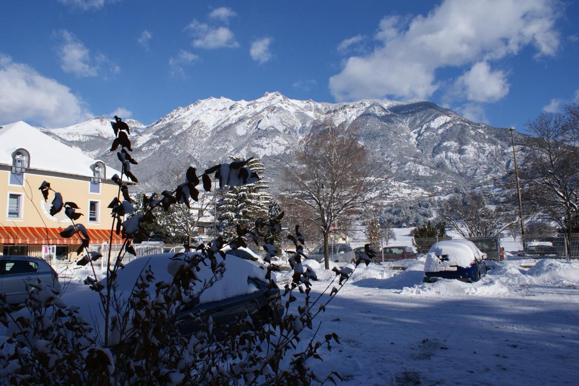 Hotel De La Gare Eygliers Bagian luar foto