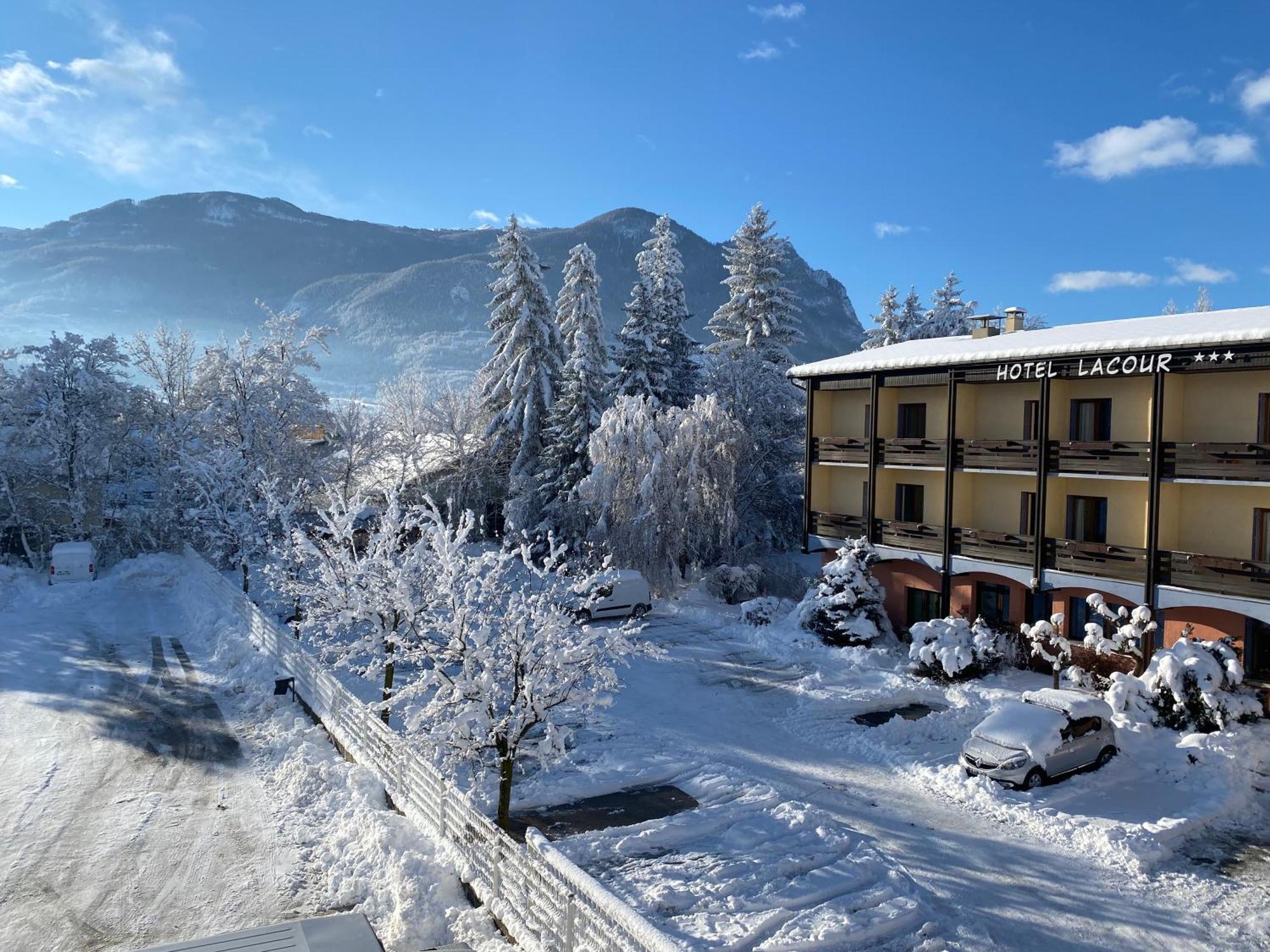 Hotel De La Gare Eygliers Bagian luar foto